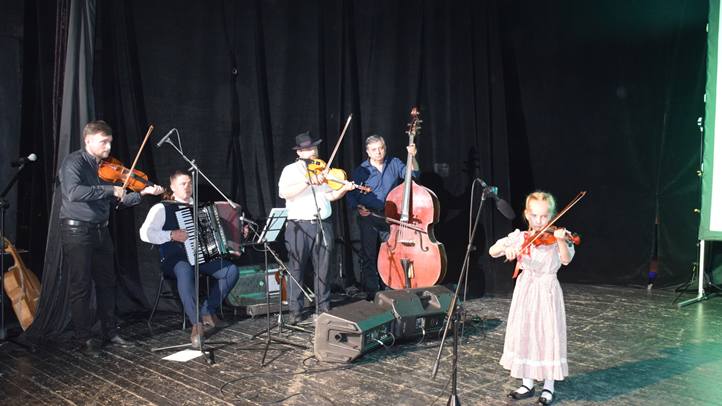 A Beregszászi Rezeda Folkműhely évzáró gálakoncertjén - Az ifjú tehetségek meghódították a szíveket. Fotó: Kárpátinfó/ Kovács Erzsébet