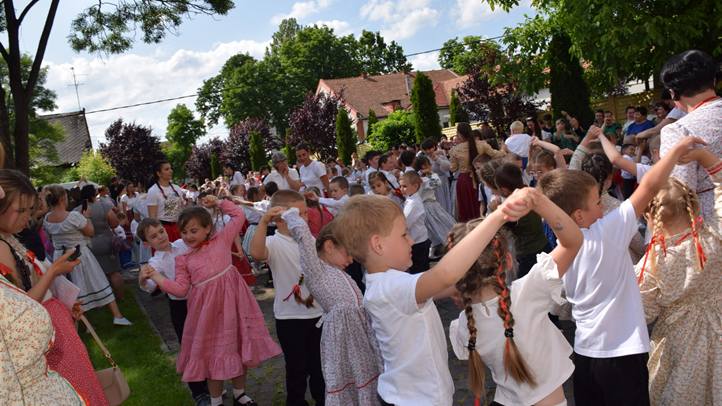 Az Összetartozás tánca Beregszászon - Gyászünnep helyett méltóságteljes megemlékezés. Fotó: Kárpátinfó/ Kovács Elemér