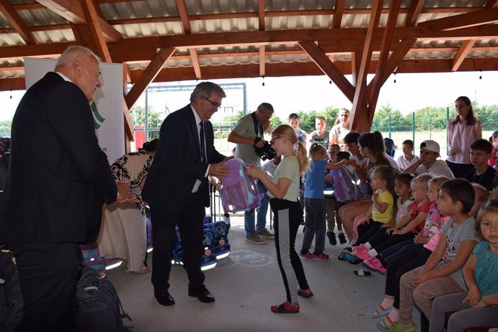 Kárpátaljai gyerekek iskolakezdését is segíti az MRSZ - Megérkeztek a szeretet-táskák. Fotó: Kárpátinfó/ Marton Erzsébet