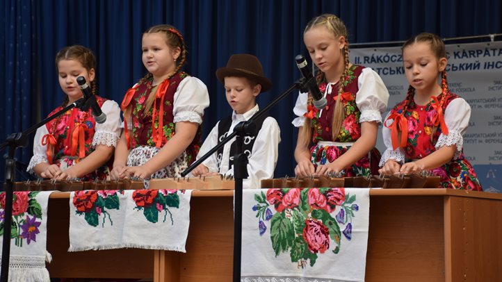 Hagyományőrző csoportok műsora a Rákóczi Főiskolán - A népi kultúra közöségteremtő műfajainak támogatása. Fotó: Kárpátinfó/ Kovács Elemér