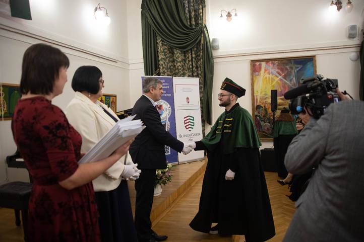 Újabb mérföldkő a Rákóczi Egyetem életében: egyetemi szintű diplomákat adtak át  - „Csak az erős közösségek képesek nehéz időben is építkezni”. Fotó: Kurmay Anita