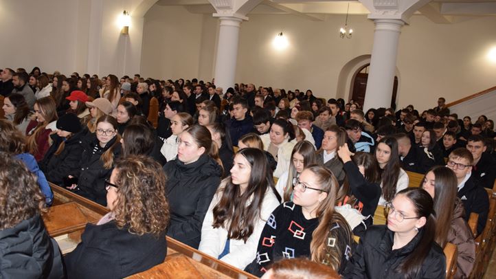 A málenykij robot áldozataira emlékeztek Beregszászon - Főhajtás imával, névsorolvasással, gyertyás felvonulással. Fotó: Kárpátinfó/ Kovács Elemér