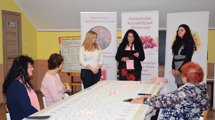 Emléktábla és újabb rózsahölgyek avatása Beregszászban - Akit szeretünk, azt nem felejtjük. Fotó: Kárpátinfó/ Kovács Erzsébet