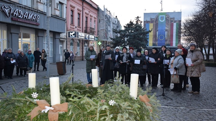 Beregszászban is fellobban az öröm gyertyájának lángja - Közös kántálás és a betlehemi békeláng átadása. Fotó: Kárpátinfó/ Kovács Erzsébet