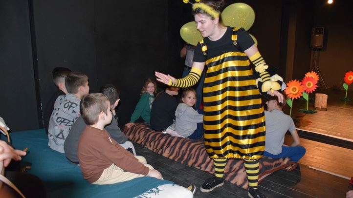 Méhmese a beregszászi magyar színházban - Ismeretszerzés, játék és szórakozás. Fotó: Kárpátinfó/ Kovács Erzsébet