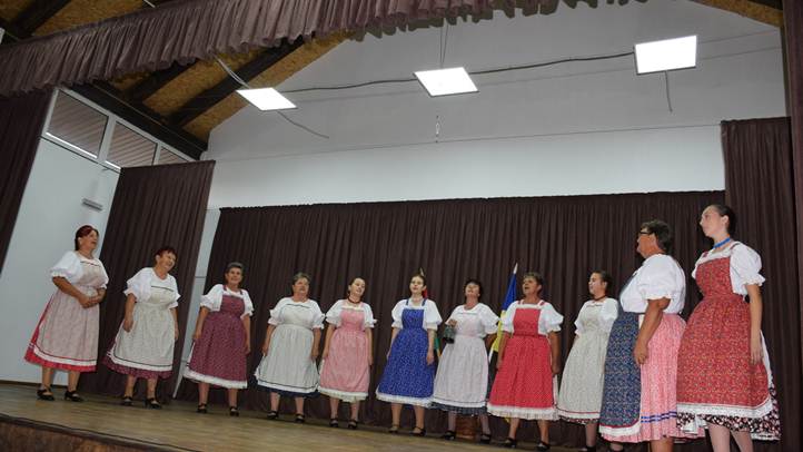 Pajtaszínházat avattak Mezőgecsében - Rombolás helyett építkezés. Fotó: Kárpátinfó/ Kovács Elemér