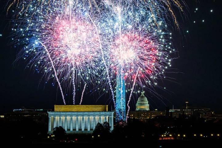 Washingtonban óriás fényjátékkal kezdődött el az Egyesült Államok 250 éves fennállásának hivatalos ünnepségsorozata (Fotó: AFP)