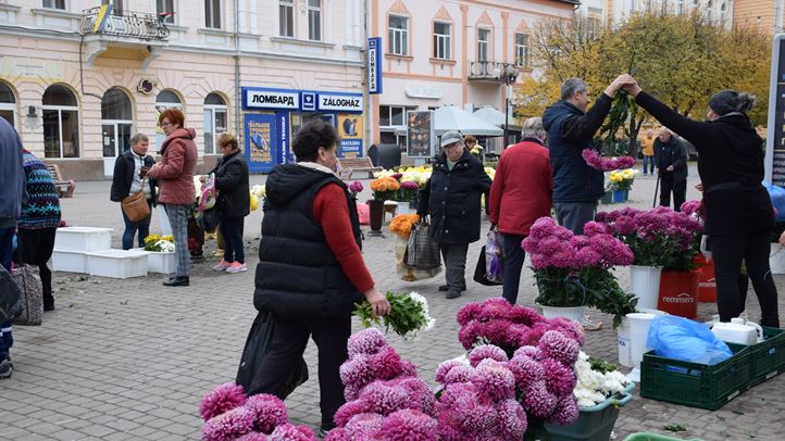 Halottak napja: A csúcsra járatás időszakához érkezett a krizantémvásár - Kisebb kínálat, változatlan árak. Fotó: Kárpátinfó/ Kovács Elemér