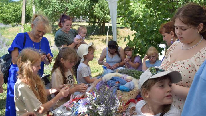 Nagycsaládos kirándulás a beregardai hegyen - Hív a levendulamező! Fotó: Kárpátinfó/ Kovács Elemér