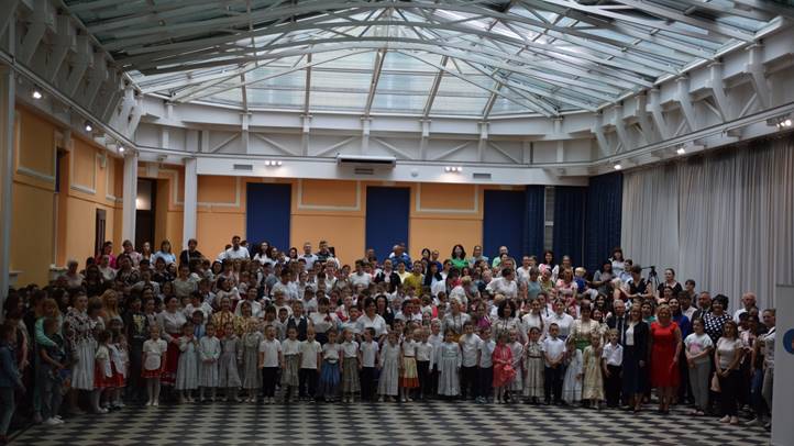 Az összetartozás tánca Beregszászban - Trianonra felelet: összetartozunk