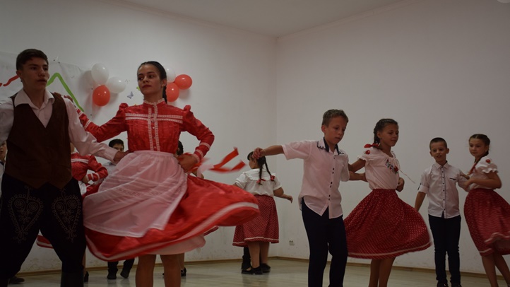 II. KárpátHáz Fiesta Badalóban - A néptánctanulás mellé citeraoktatás. Fotó: Kárpátinfo/Kovács Elemér