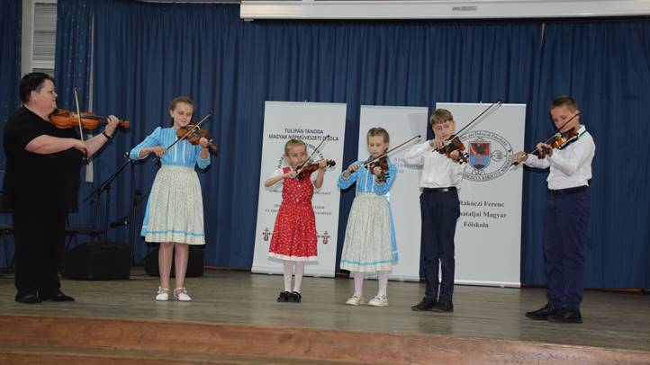 Zárókoncert a Tulipán Tanodában - Őrizzük, ápoljuk, továbbadjuk népi kultúránkat. Fotó: Kárpátinfo/Kovács Erzsébet