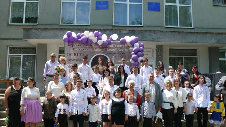 Tanévzáró a Beregszászi Zrínyi Ilona Líceumban - Akarni és bízni rendületlenül.  Fotó: Kárpátinfo/Kovács Erzsébet