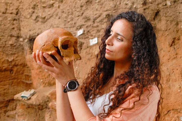 Ella Al-Shamahi a Jebel Irhoudnál talált koponyával. Fotó: BBC / BBC Studios