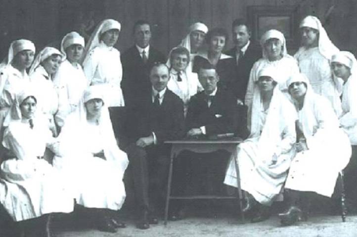 Heim Pál (középen jobbra látható) az úgynevezett Heim-nővérek gyűrűjében (Fotó: Wikipédia)