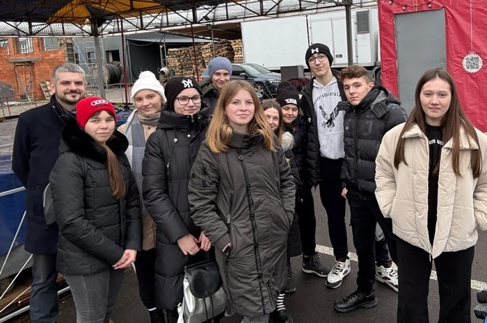 Porkoláb András (a kép bal szélén) nagyberegi fiatalokkal