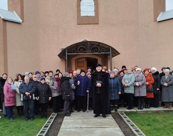 Csonka József és a helyi gyülekezet a beregsomi templom előtt