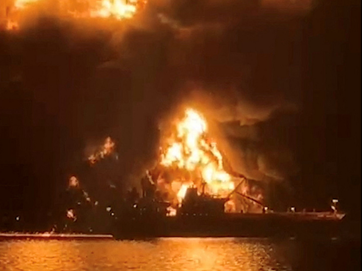 Két olajszállító tartályhajó kigyulladt Irakban a Perzsa-öbölben 2026. március 12-én Fotó: Media Office of Iraqi Ports / Reuters