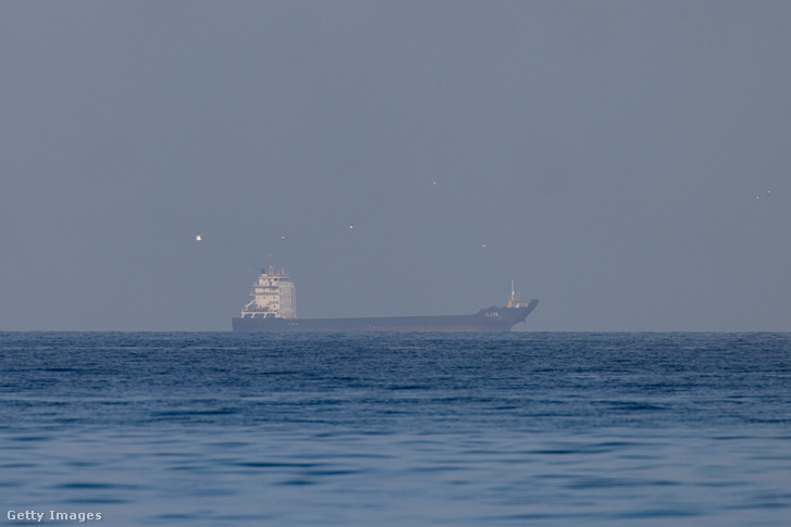 Az Ali 25 nevű teherhajó az Öbölben, a Hormuzi-szoros közelében, 2026. március 22-én Fotó: Getty Images / Getty Images Hungary