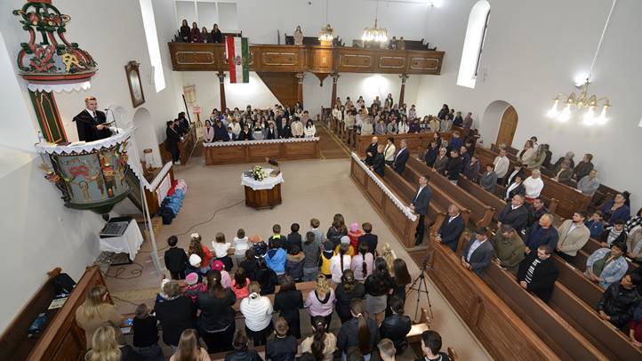 Tanévnyitó istentisztelet Mezőváriban - Neveld a gyermeket a neki megfelelő módon