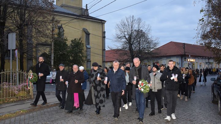 A málenykij robot áldozataira emlékeztek Beregszászon - Főhajtás imával, névsorolvasással, gyertyás felvonulással. Fotó: Kárpátinfó/ Kovács Elemér