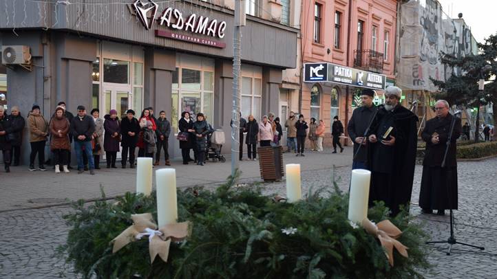 Meggyújtották advent első gyertyáját - A hit lángja hív: bízzunk a jövőben. Fotó: Kárpátinfó/ Kovács Erzsébet
