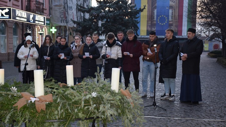 Beregszászban is fellobban az öröm gyertyájának lángja - Közös kántálás és a betlehemi békeláng átadása. Fotó: Kárpátinfó/ Kovács Erzsébet
