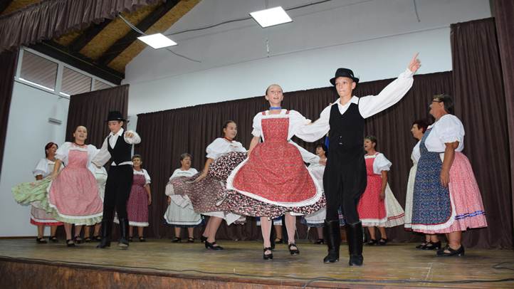 Pajtaszínházat avattak Mezőgecsében - Rombolás helyett építkezés. Fotó: Kárpátinfó/ Kovács Elemér