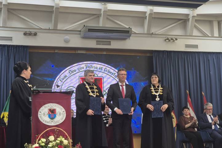 A Rákóczi Egyetem új szimbólumainak avatóünnepségén - Megmaradásunk, a magyar jövő szigete