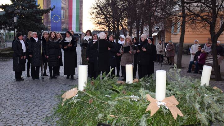 Meggyújtották advent első gyertyáját - A hit lángja hív: bízzunk a jövőben. Fotó: Kárpátinfó/ Kovács Erzsébet