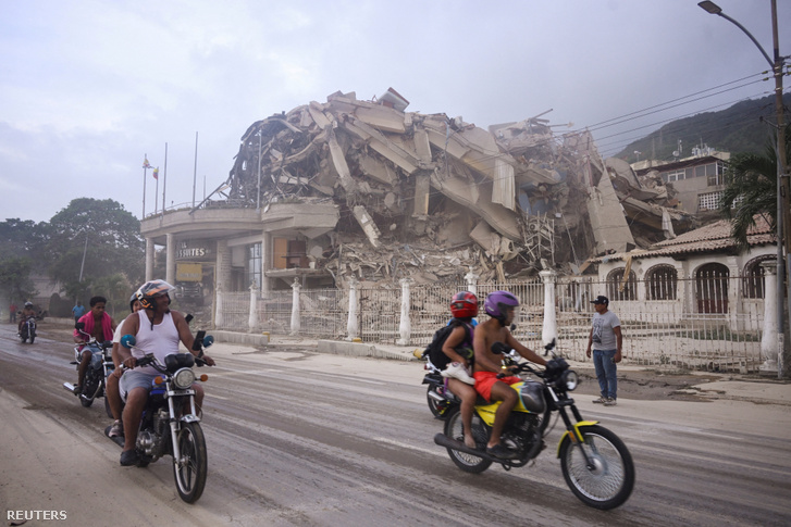 Több épület is összeomlott Venezuelában, folyamatosan dolgoznak a mentőegységek Fotó: Maxwell Briceno / Reuters