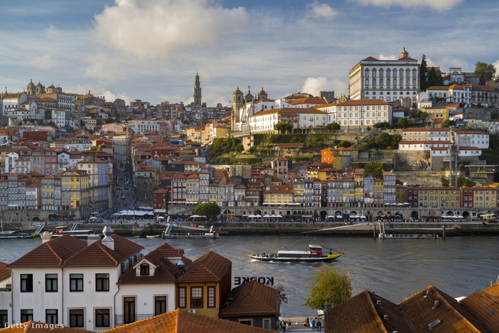 Rabelo portói boroshajó és a város történelmi folyóparti látképe a Ribeira negyedben Fotó: Tim Graham / Getty Images Hungary
