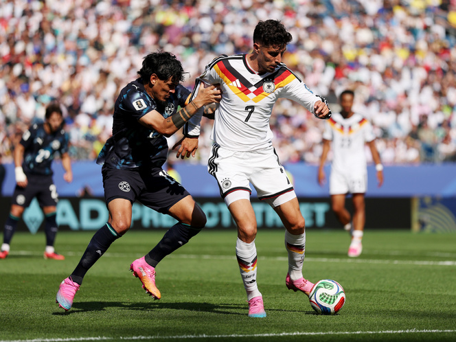 Gustavo Gómez (balra) és Kai Havertz (jobbra) csatázik a labdáért Fotó: Ezra Shaw - FIFA/Getty Images