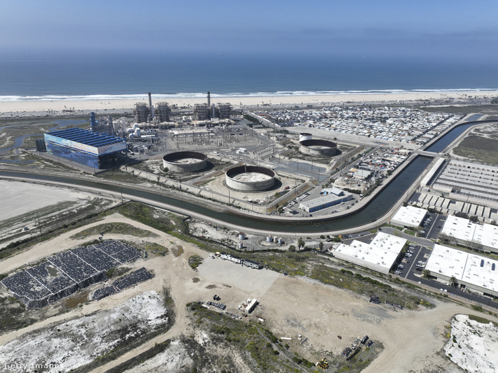 Sótalanító üzem a Huntington Beachen, Kaliforniában. Napi 400 millió liter tengervizet nyel el és fordítottozmózis-membránokat használ a tengervíz sótól és szennyeződésektől való megtisztítására. A mérgező, tömény sóhulladékokat (alul) hígítást elősegítő diffúzorokkal felszerelt nyomócsövön keresztül visszaengedik a Csendes-óceánba Fotó: Allen J. Schaben / Getty Images Hungary