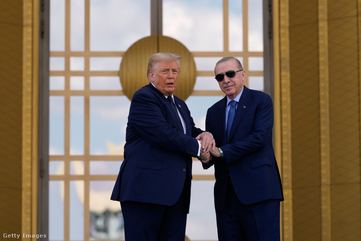 Donald Trump amerikai elnök kezet fog Recep Tayyip Erdoğan török elnökkel 2026. július 7-én Fotó: Pool / Getty Images Hungary