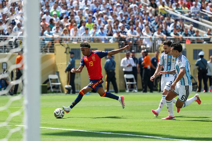 Lamine Yamal, a spanyol válogatott játékosa lövést ereszt megGaléria: Spanyolország-Argentína világbajnoki döntő mérkőzés (Fotó: Maja Hitij - FIFA / Getty Images Hungary)