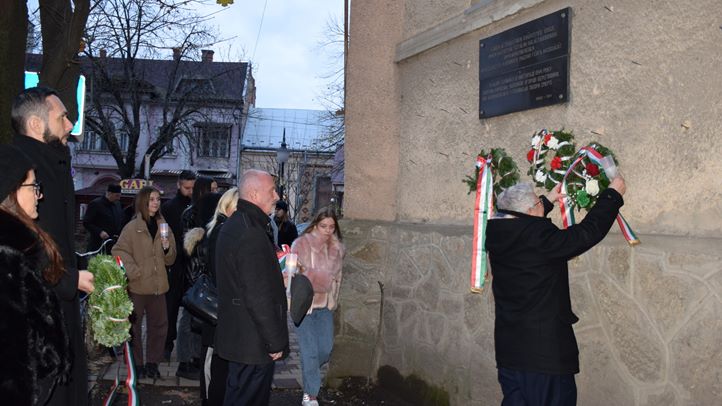 A málenykij robot áldozataira emlékeztek Beregszászon - Főhajtás imával, névsorolvasással, gyertyás felvonulással. Fotó: Kárpátinfó/ Kovács Elemér