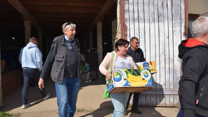 Önfenntartó nagycsalád - Előnevelt csirkéhez jutott a KMNE 400 tagcsaládja. Fotó: Kárpátinfó/ Kovács Elemér
