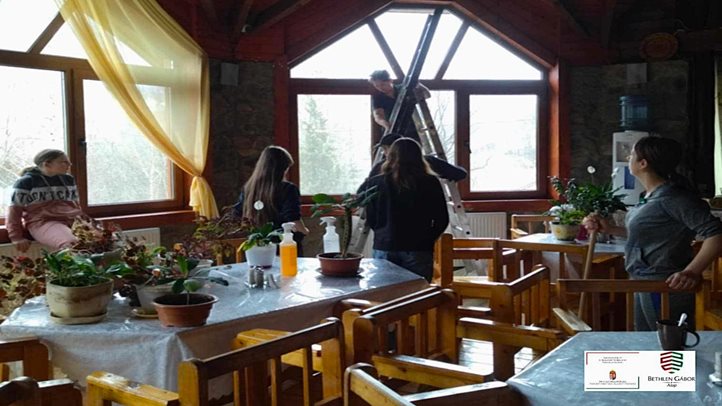 Nagycsaládos önkéntesek a Vadvölgy panzióban