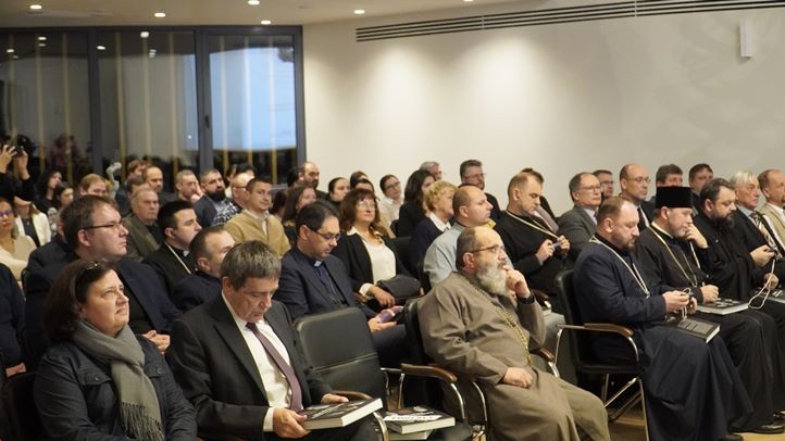 Könyvbemutató az Ortutay Elemér Görögkatolikus Központban - Katakombaszolgálat Kárpátalján. Fotó: Kárpátinfó/ Kovács Erzsébet