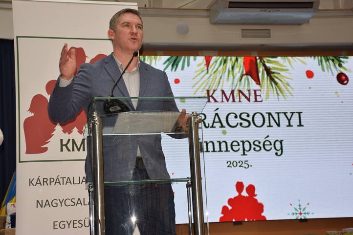 Karácsonyvárás a Kárpátaljai Magyar Nagycsaládosok Egyesületében - Bábelőadás, ajándék, adventi vásár