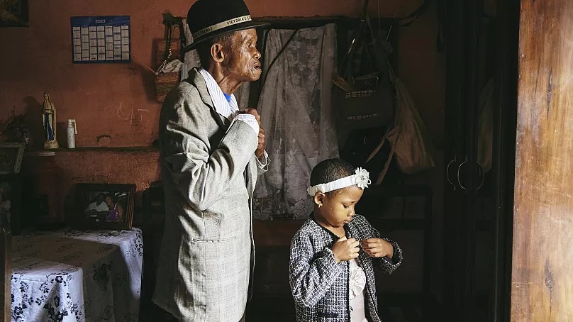 WPP – Dada Paul és unokája Odliatemix készülődnek a templomba, MadagaszkárLee-Ann Olwage