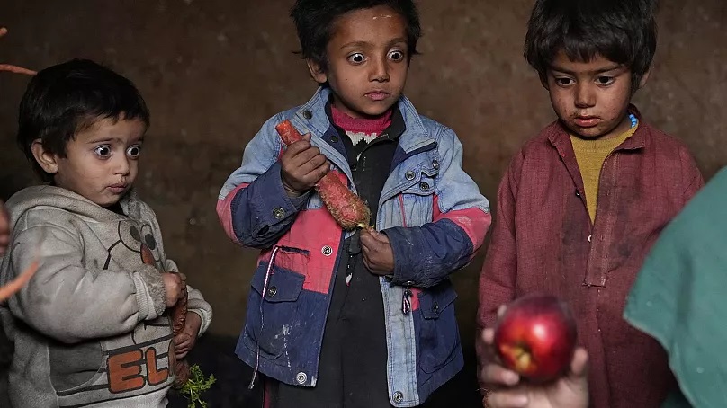 WPP – Gyerekek egy almát bámulnak, amit az anyjuk hozott haza a koldulásból, Kabul, AfganisztánEbrahim Noroozi/AP