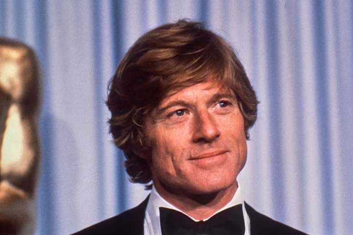 Robert Redford színész, miután elnyerte a legjobb rendezőnek járó Oscar-díjat az Ordinary People című filmért, az Oscar-gálán, 1981. március 31-én. Credit: AP Photo