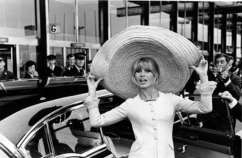 Brigitte Bardot francia színésznő hatalmas sombreróval pózol, amelyet Mexikóból hozott, amint megérkezik a párizsi Orly repülőtérre 1965. május 27-én Credit: AP Photo
