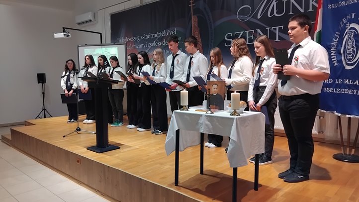 Zenés-irodalmi összeállítás a Munkácsi Szent István Líceumban -  Könyvbemutató és ünnepi megemlékezés
