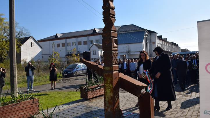 ’56 emléke előtt tisztelegtek Beregszászban - A múlt kötelez – a bátraknak tisztelet. Fotó: Kárpátinfó/ Kovács Erzsébet