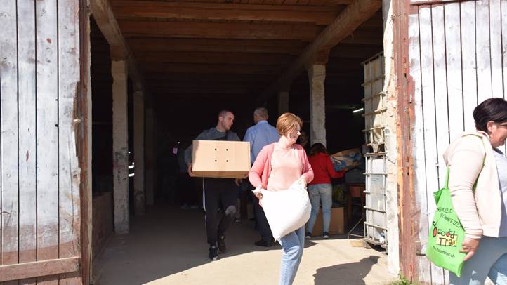 Önfenntartó nagycsalád - Előnevelt csirkéhez jutott a KMNE 400 tagcsaládja. Fotó: Kárpátinfó/ Kovács Elemér