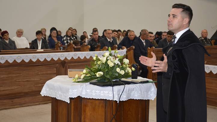 Tanévnyitó istentisztelet Mezőváriban - Neveld a gyermeket a neki megfelelő módon