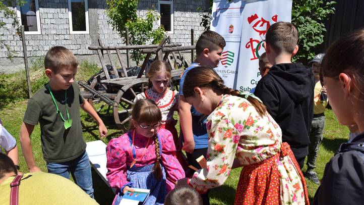 Pünkösdváró: a Nagyberegi Tájház évadzáró foglalkozása - Fókuszban a bibliai történet. Fotó: Kárpátinfo/Kovács Elemér